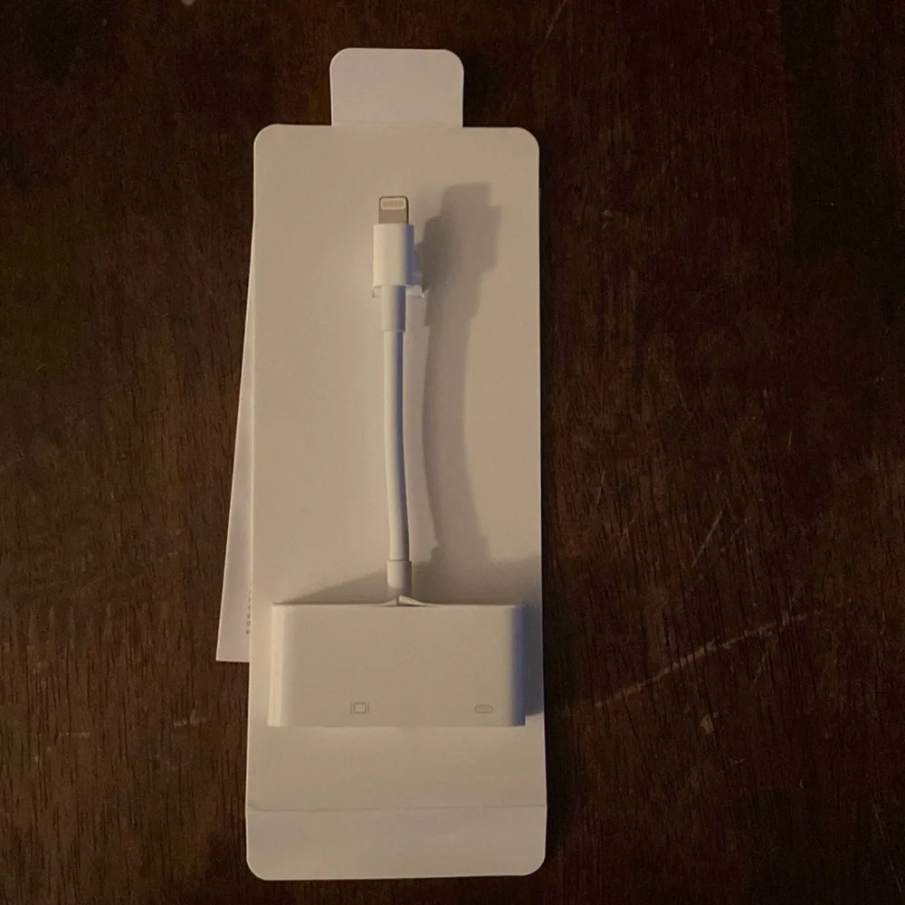 NIB Apple MD825AM/A Lightning to VGA Adapter